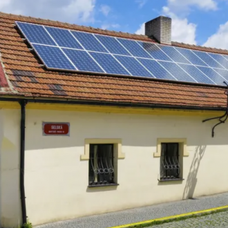 Fotovoltaiku má desetina Čechů, polovina z nich s ní už řešila problém