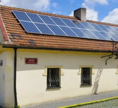 Fotovoltaiku má desetina Čechů, polovina z nich s ní už řešila problém