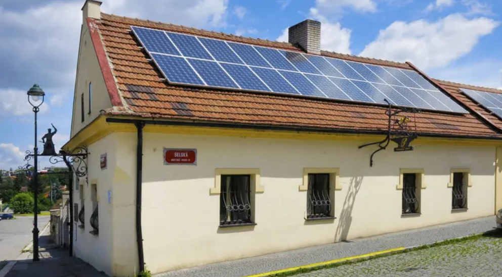 Fotovoltaiku má desetina Čechů, polovina z nich s ní už řešila problém